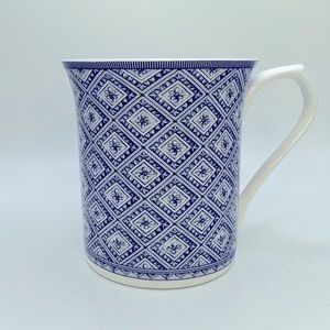 Queen’s Blue Story Stucco Mug